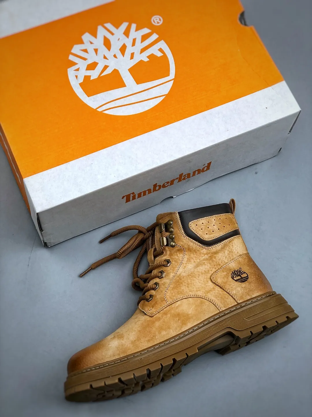 Local 💰560 support store opening new goods 🚀 #Timberland Timberland/Timberland New autumn and winter products Must-have outdoor casual rhubarb boots series for autumn and winter #Guangdong Dachang quality Original box original packaging Fashion and trend matching The fabric is made of Italian 🇮🇹 top matte fine-grained cowhide Light outsole with anti-odor and anti-corrosion genuine leather latex insoles From the outsole to the hardware, all are made from OEM raw materials Same as the original Goodyear's never-opening glue process. Good products don't kill pigs. The quality of the first order is strictly controlled. Exclusively released on the entire network. The quality is beyond doubt. The full set of official website unified packaging gives you a perfect wearing experience. The quality is exquisite and durable. A must-have for sportsmen. Specializes in not looking handsome. High-quality feet feel first-class. This winter, it is specially used for outdoor cold protection. Daily casual matching. Size: 38-44 (leather shoe size)